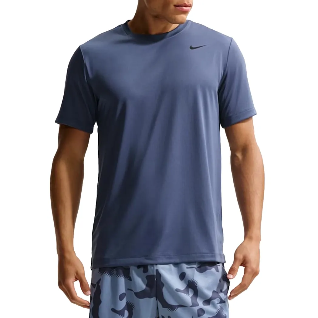 Camiseta Nike Dri-FIT Legend Azul Masculina vista de costas mostrando caimento regular